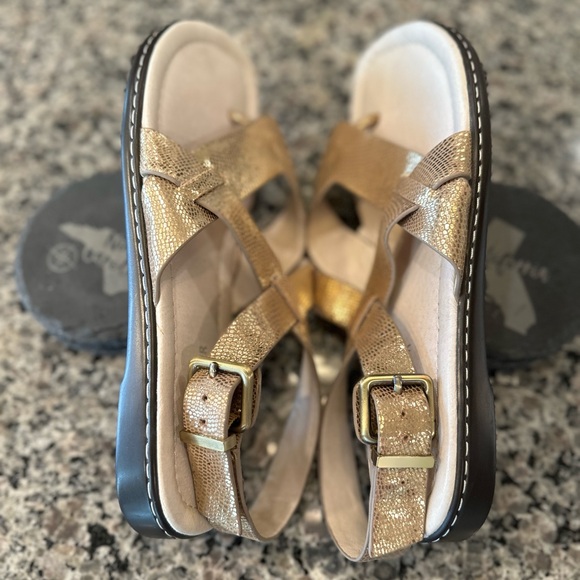 Donald J. Pliner Thong Sandals in Gold, Size 9M - Picture 6 of 14